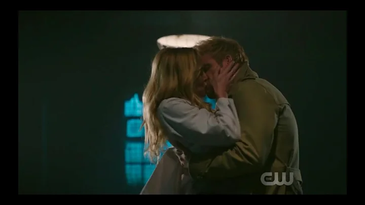 Sara Lance and John Constantine Kiss | Legends of ...