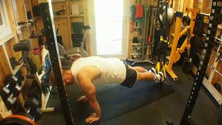 TRX MOUNTAIN CLIMBERS KNEE OUTSIDE ELBOW