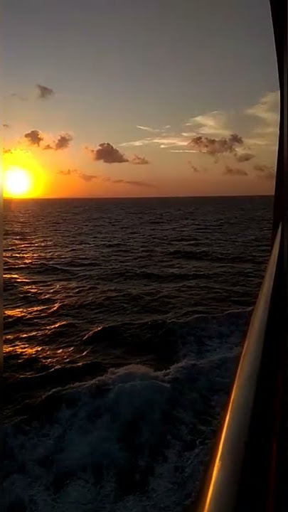 Pemandangan indah sunset di tengah laut #shorts