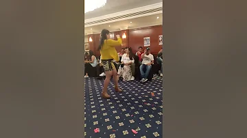 charming mom dance in the floor💕despacito dance❤️❤️❤️