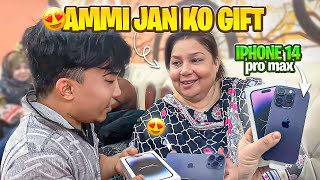 Ammi Jan Ko Diya Gift 1 Phone 14Pro Max..!! ♥️