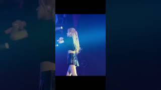 Lisa is shocked by Rose rapping #blackpink #shorts Resimi
