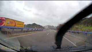 COMO EL VIENTO Y LA VELOCIDAD CAMIONERO INVADE EL CARRIL CONTRARIO ASTURIAS A8