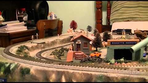 Atlas N Scale CSX EMD GP40-2 Engine Pulling Coal Train.