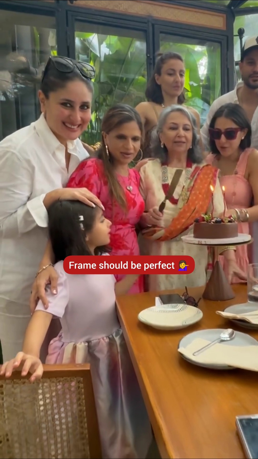 When family is together memories need to be perfect ? #filmykalakar #kareenakapoor #saraalikhan
