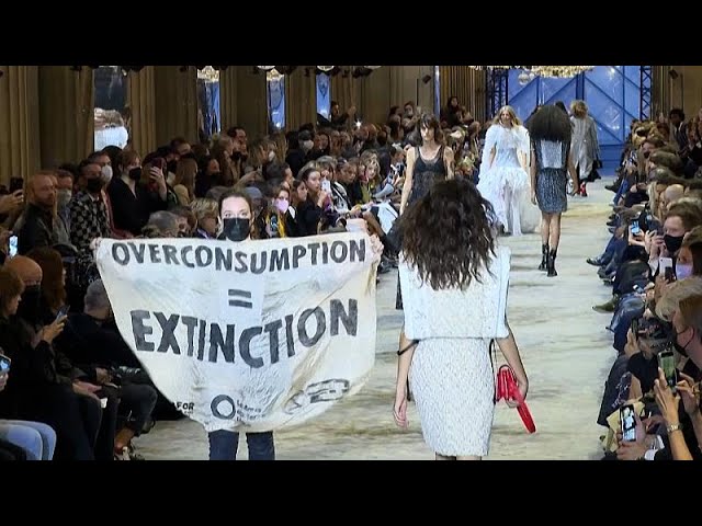 Ovación para la colección Louis Vuitton en París a pesar de protestas  ecologistas