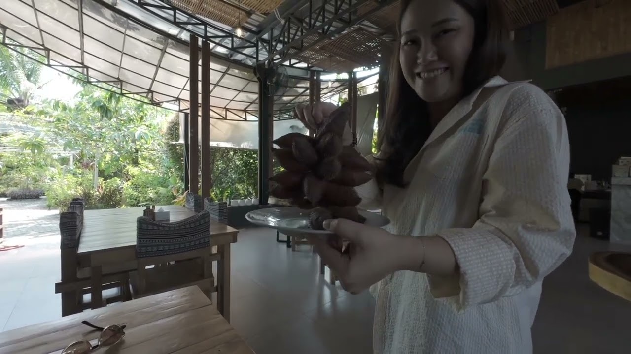 Schlangenfrucht zum Frühstück und die Freude über einen Strohhalm/Khanom/Thailand/Video 6