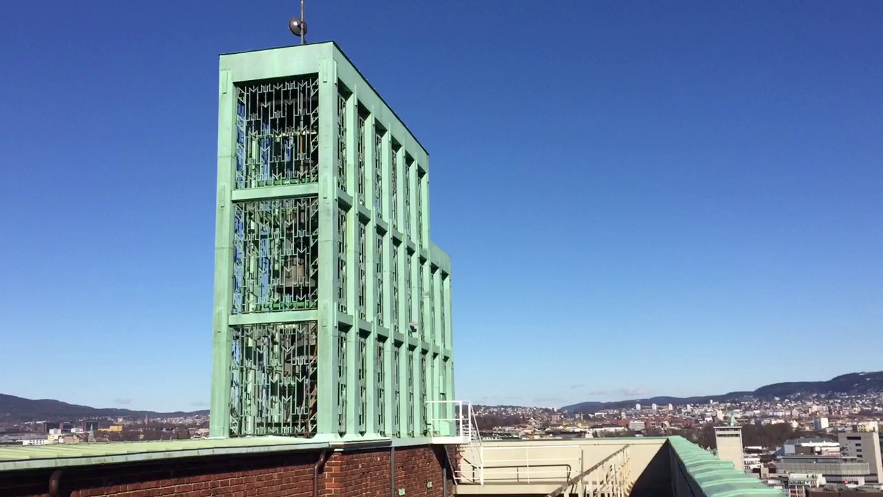 Klokketårnet ved Oslo Rådhus spiller på kvinnedagen