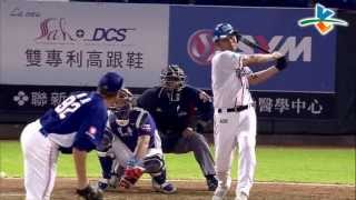 20130620 CPBL 犀牛V.S猿 8下 石志偉擦棒球直擊主審面罩
