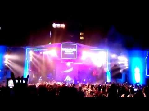penampilan-ariel-noah-di-konser-musik-signature-moment-lapangan-benteng-medan-sumatera-utara