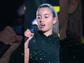 Chi dice che non ha ballato tutto il tempo dell'esibizione di Emma, mente! 💃