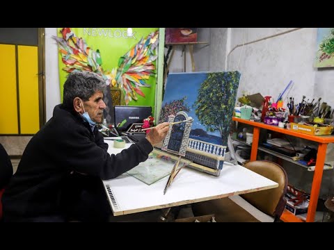 البطالة في قطاع غزة تدفع مهندساً معمارياً إلى رسم لوحات فنية وبيعها