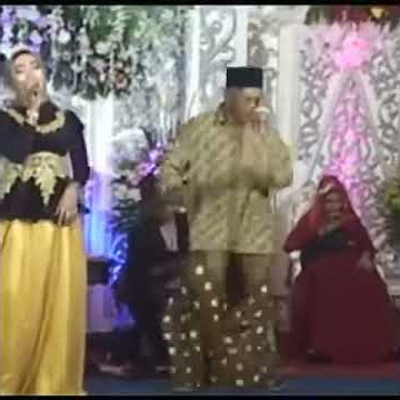 KOCAK ! Sarung Melorot Bapak2 Joget di pelaminan .