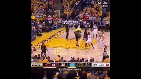 STEPH CURRY DUNKS ON LEBRON JAMES