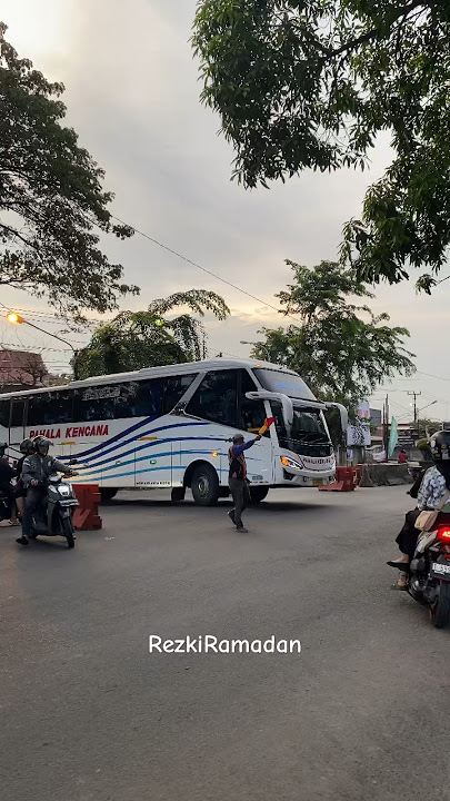 Aksi keren pak Ogah Sebrangin 3 Bus sekaligus depan terminal #huntingbus #pecintabis #akap #busmania