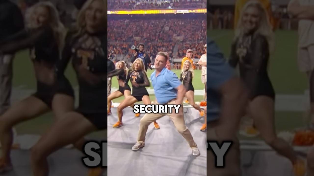 Охранник выходит на сцену 😎