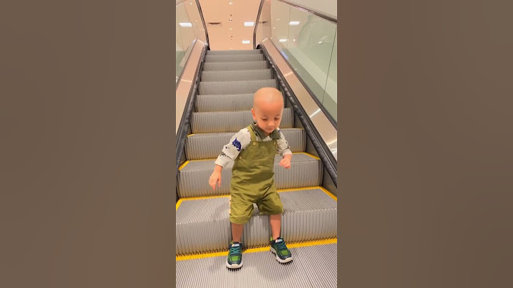 Escalator No fear😨😀funny baby sitting on escalator🤪#shorts  #ytshorts #escalator #viralshorts