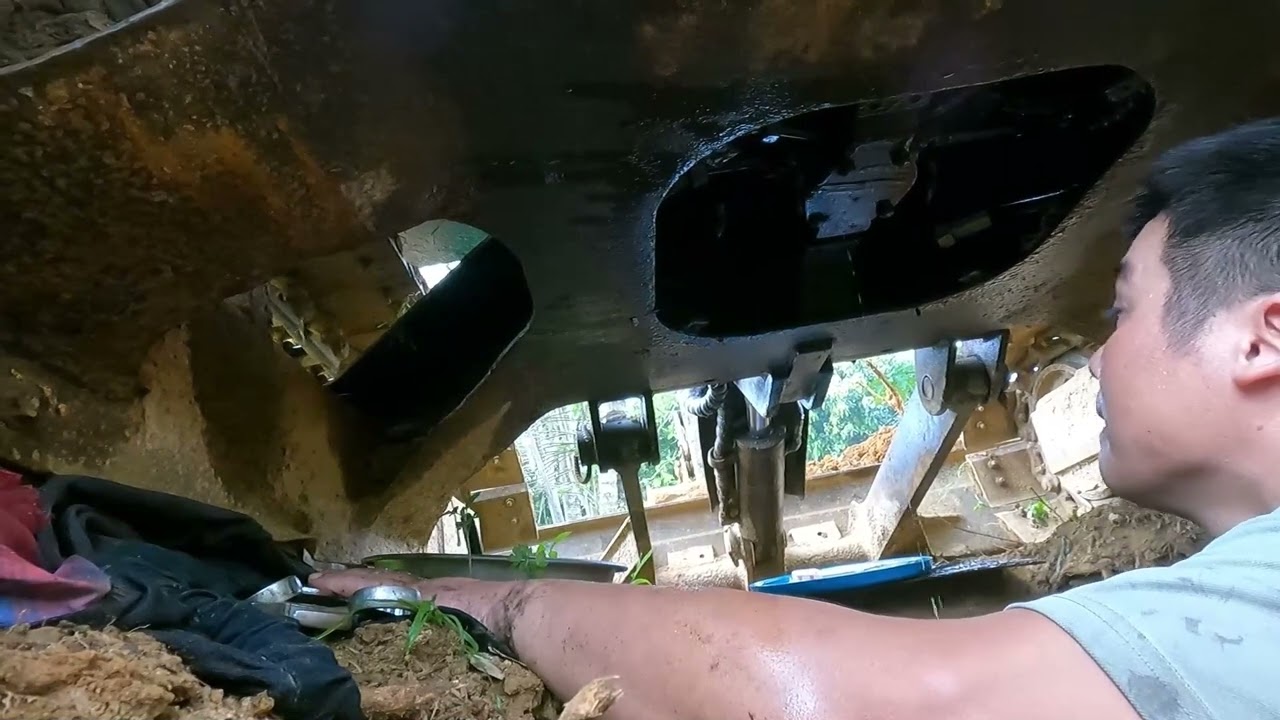 Tự thay phớt trục trung tâm máy xúc kobe 50-3 tại nhà