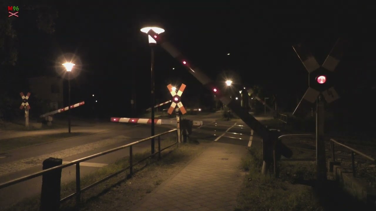 Bahnübergang Senftenberg (D) - 26.8.2023 [noc] / Železniční přejezd / German railroad crossing