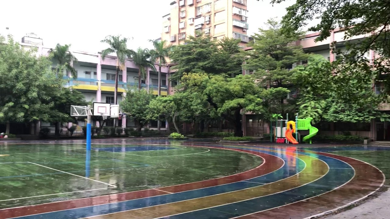 18 10 19 雨中的西門國小平靜中仍可感受到蓬勃的朝氣 Youtube