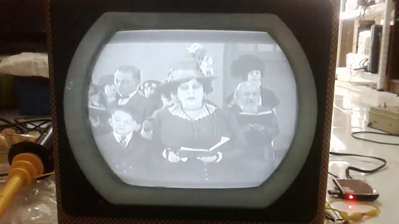 Portable Vacuum tube TV ECKO TX275 Play Charlie Chaplin YouTube