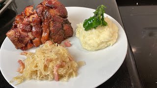 Schweinehaxe, Kartoffelpüree und Sauerkraut