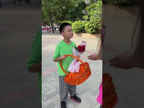 A Little Boy Sold Flowers to Buy Shoes for His Mom 👠😍