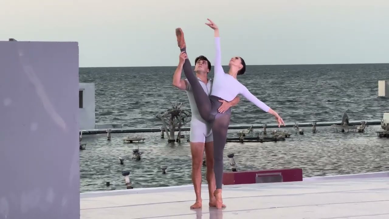 Ballet al Ocaso 🌅✨ | Danza clásica frente al mar en un atardecer hermoso