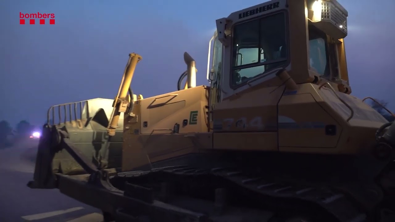 Los Bombers activan a todo su personal de guardia para afrontar el incendio forestal del Baix Ebre