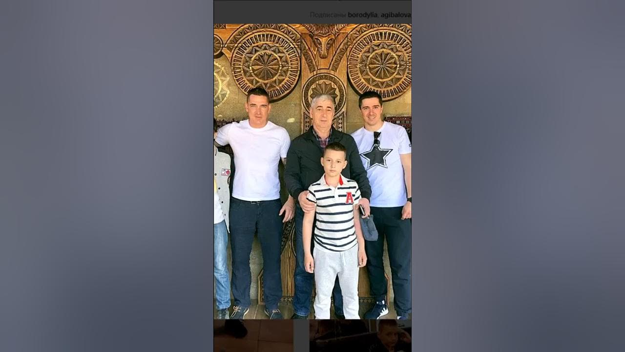 папа гуляет с сыном. новые города сын. новые города сын. дети с родителями на улице. папа с сыном идут.