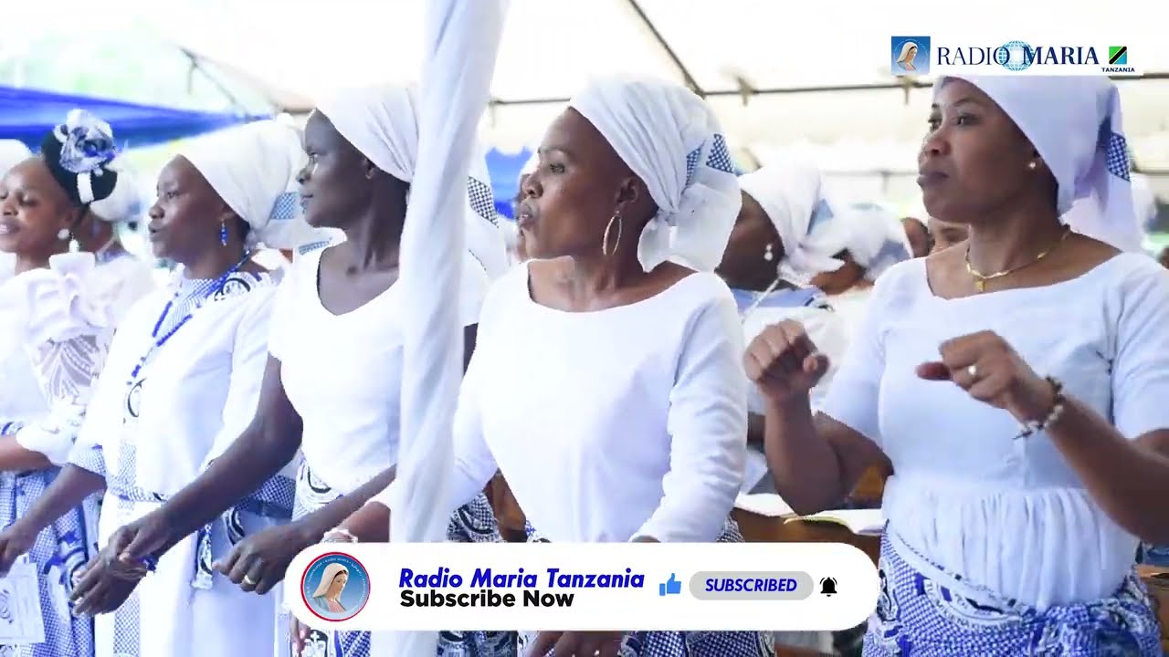 Wawata walipuka kwa Shangwe Askofu Mkuu Amani akicheza, Wanaume wawasindikza Wawata Jimbo Kuu Arusha