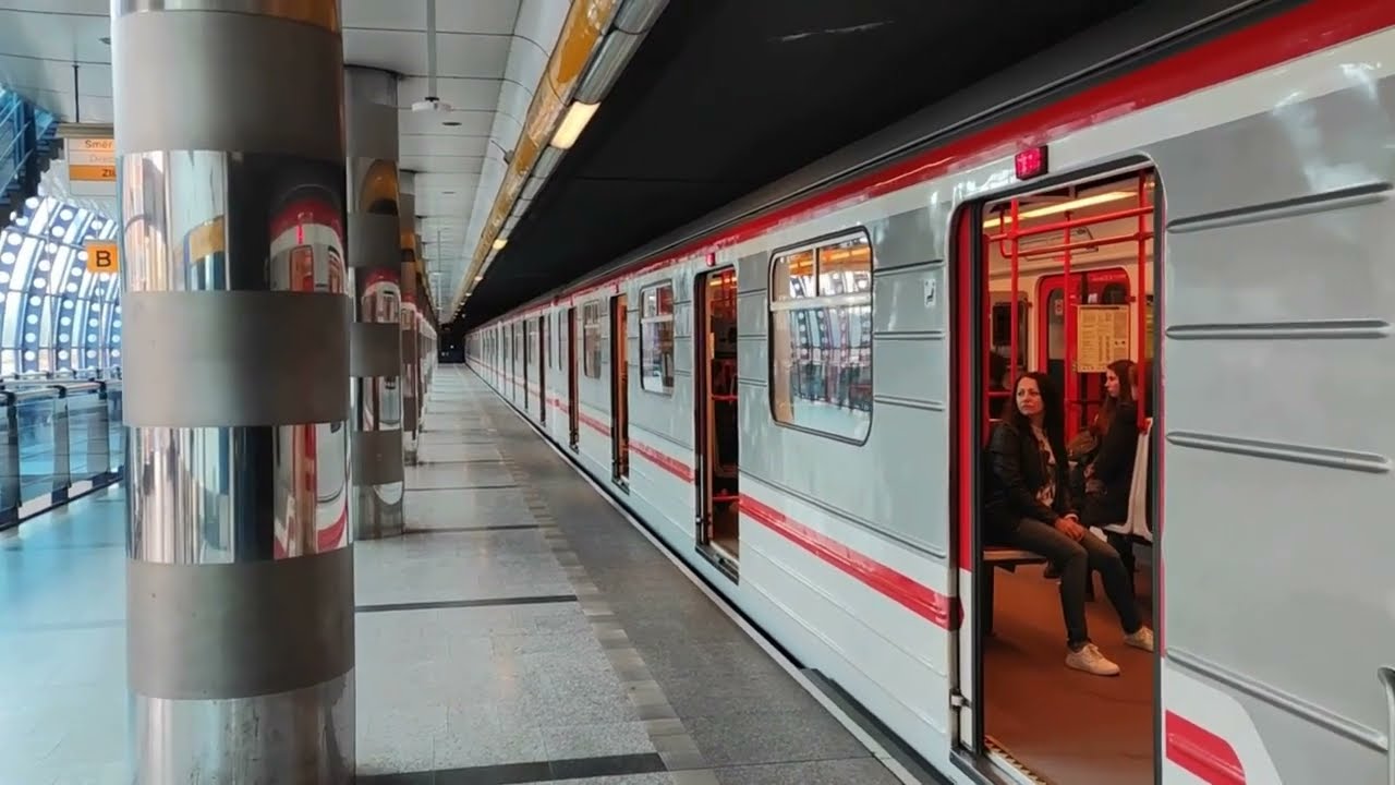 Příjezd a Odjezd ve stanici Rajská Zahrada směr Zličín (81-71M 3347 - 3348)