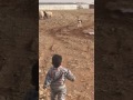 طفل يخاف من كلب .. مضحك