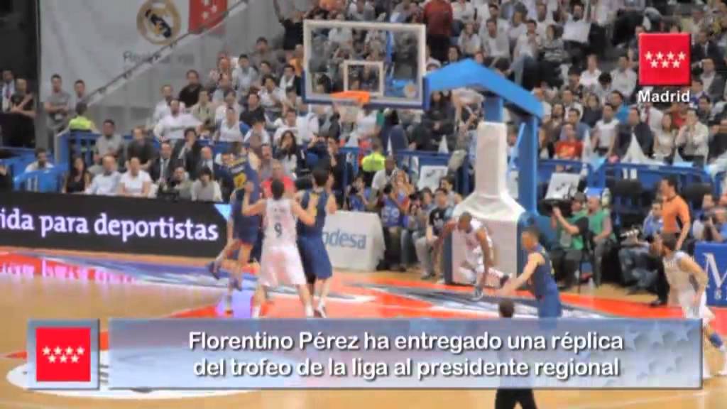 El Real Madrid de baloncesto visita la sede de la Comunidad tras ganar la Liga campeón de campeones