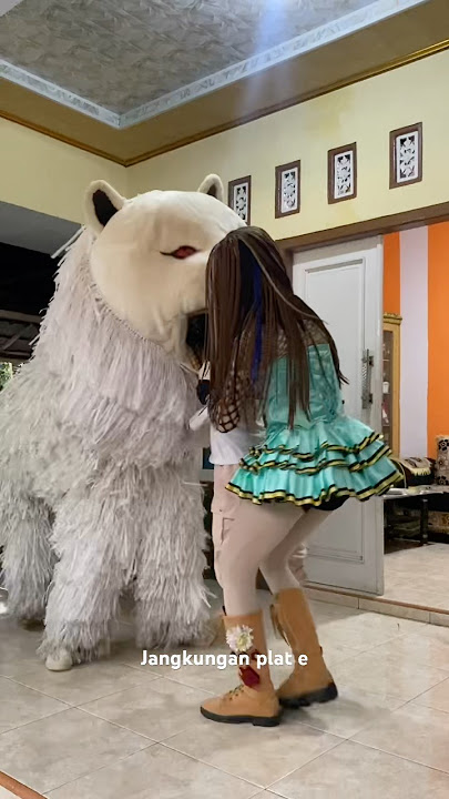 Rika umpan Alika ke can macanan