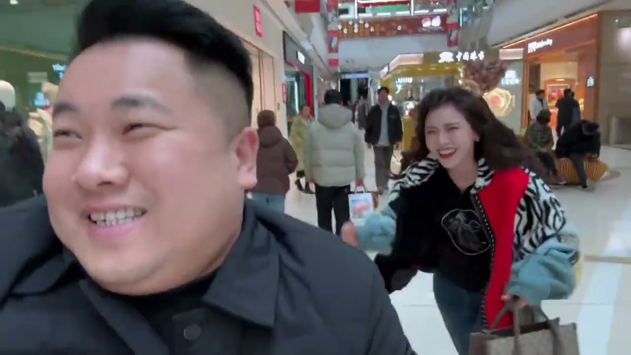 媳妇刚发工资就给老公买衣服 奈何都不合适也不影响嘴碎