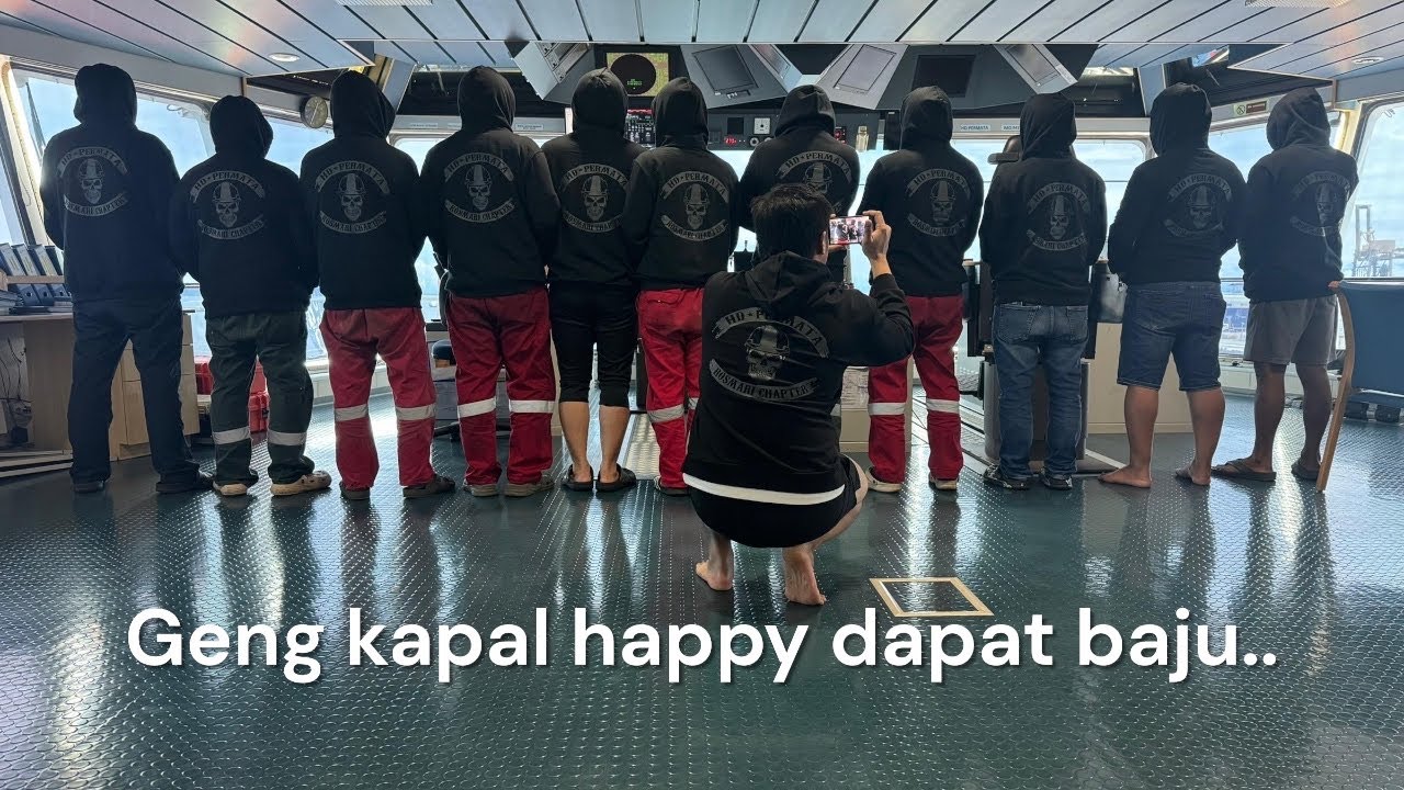 Anak kapal dapat baju baru..