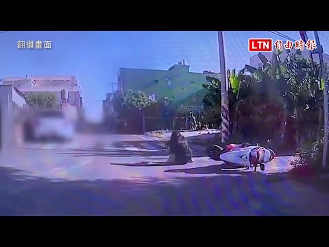 煞不住了！機車撞貨車 未戴安全帽長髮女神奇翻身爬起 (翻攝畫面)