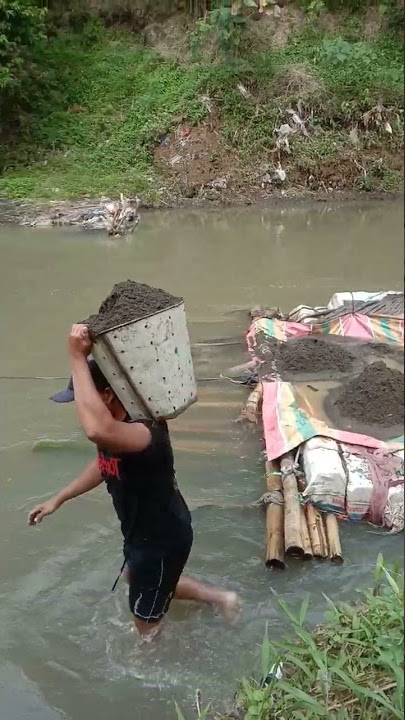 menambang pasir di sungai sudah kebisaan kita mencari di kedallm yg sangat derass meski deras ..