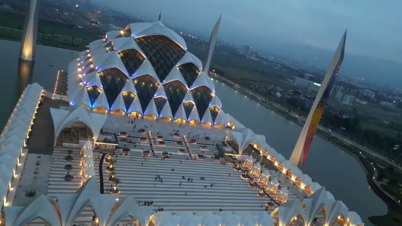 Footage video masjid aljabbar dengan arsitek bapak ridwan kamil di bandung