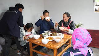 乡村妹子从城市返回农村，种田种地干得有模有样，时刻陪伴着家人