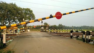 इतनी तेज निकली Dibrugarh - Kolkata एक्स्प्रेस की रेलवे फाटक पर यह बवंडर की तरह || TRAIN RAILWAY GATE