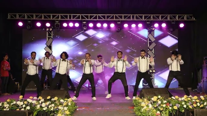 Osiyolik ayolni transportda paypaslashmoqda Sofi Dining sikilgan suratlari