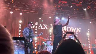 Max McNown coming out on stage and “Love Me Back” 8-17-26