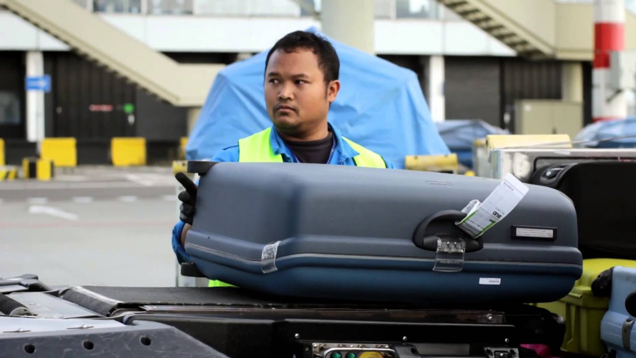 verdamping beginnen Onweersbui KLM Behind the scenes: Baggage - YouTube