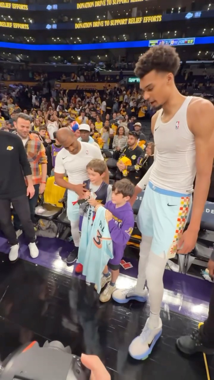 CP3 \u0026 Wemby gift their jerseys to JJ Redick’s sons ?