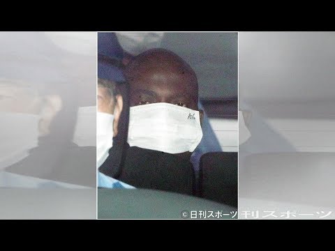 ＤＶ逮捕のボビー オロゴン容疑者を浦和署から送検 