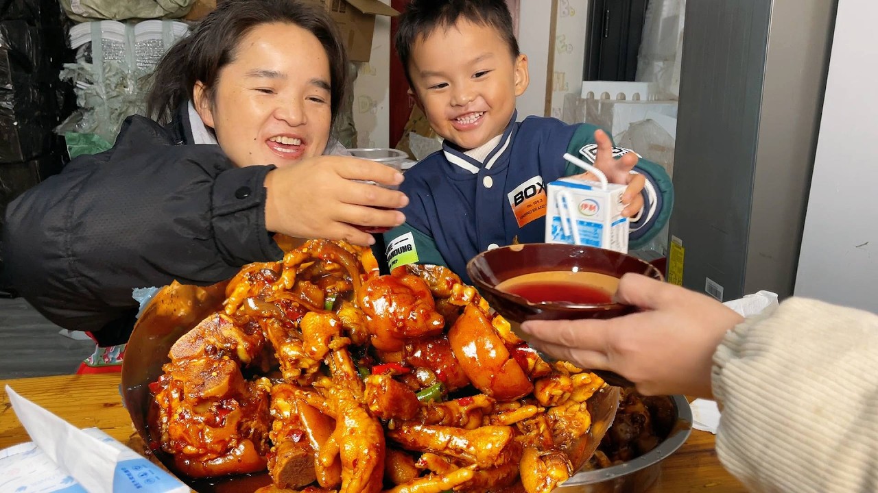 苗大姐猪蹄炖鸡爪，一大盆手抓着啃，软软糯糯的下酒很