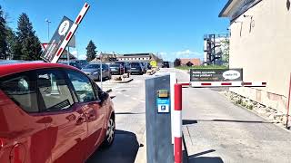 Toujours irrésistible avec Net+ FR , entrée du parking visiteurs de l'HFR.