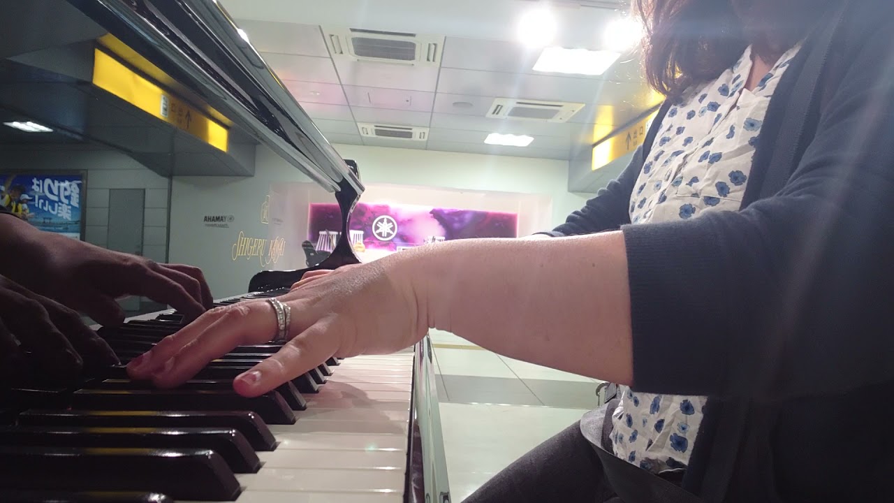 Regardez Path of the wind (from the movie 'Neighbor TOTORO') piano arrange Makiko Hirohashi sur YouTube